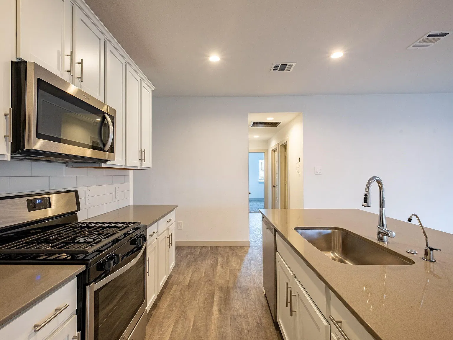 3 bed, 2.0 bath, 1501 sqft, $2,200 — Photo 4