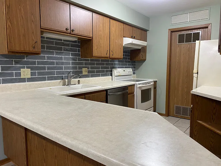 156 Hartford Ct — Photo 2