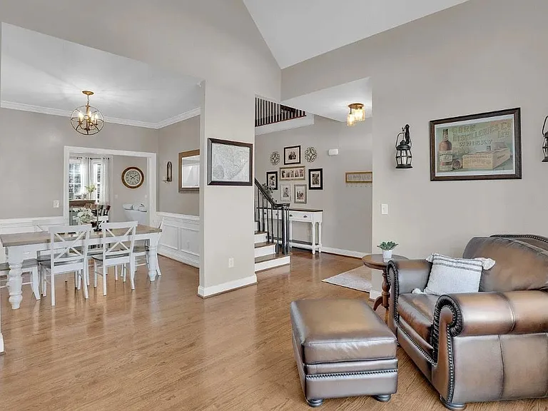1005 Tarrytown Ln — Photo 4