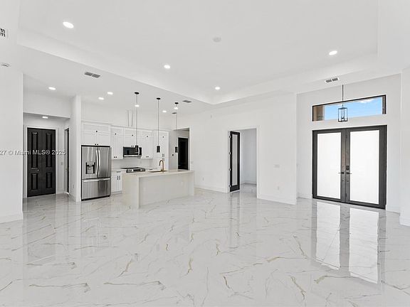 4th image of 471 Long Ave