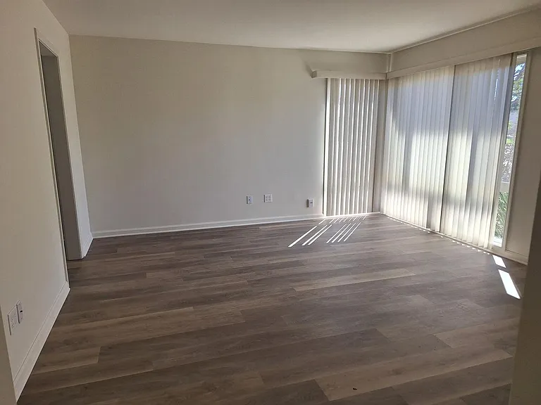 4866 Clairemont Dr — Photo 4