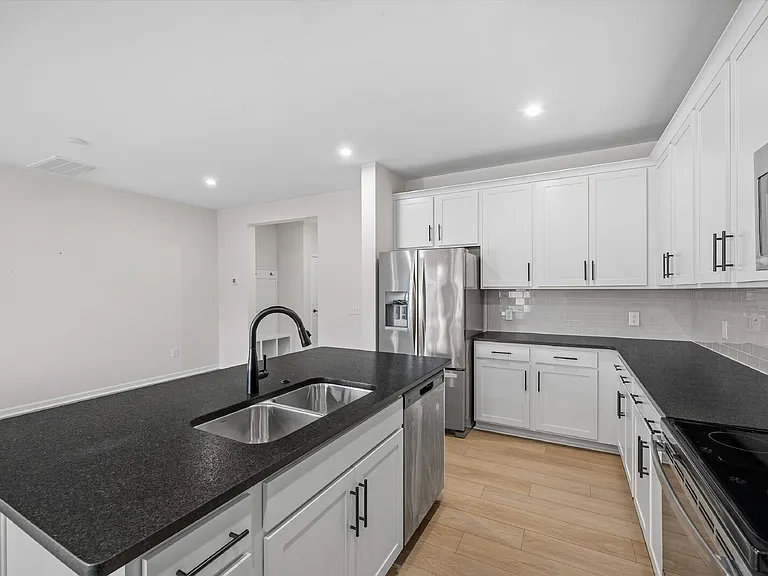 217 Brooks Springs Dr — Photo 10