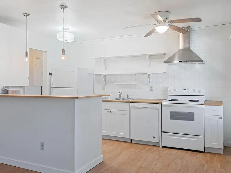 $500 off! Updated, upstairs 2-bdrm/1-bath triplex aptOn-site w/d, off-street parking, near downto... — Photo 14