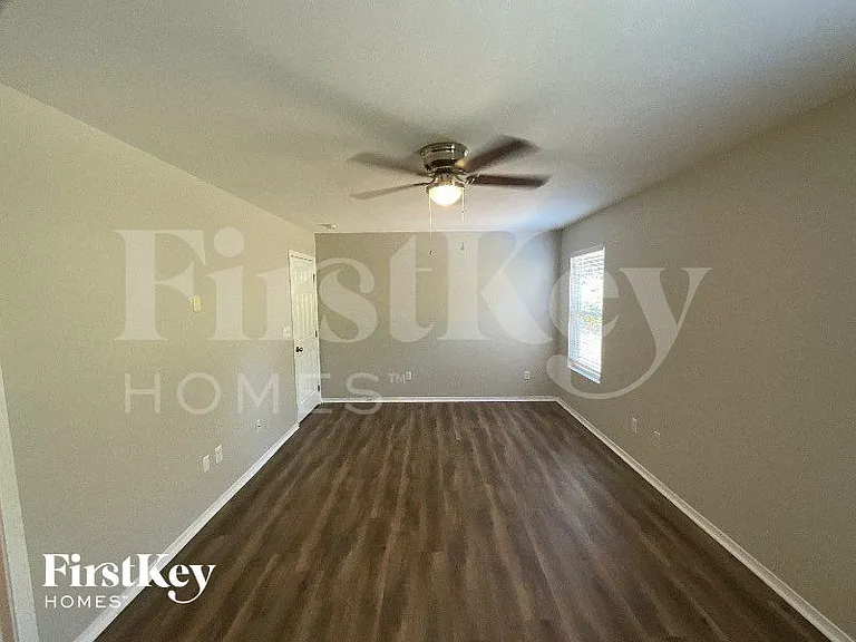 520 Martha Ct — Photo 8