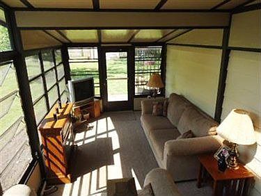 Sun room with skylight 