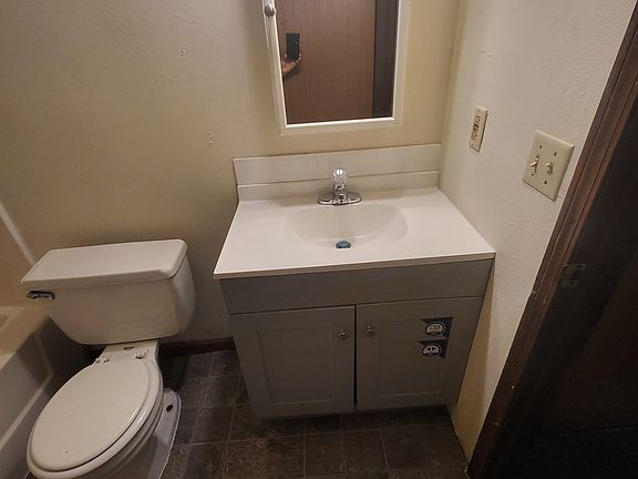 3rd image of 48 Bellevue Dr APT B