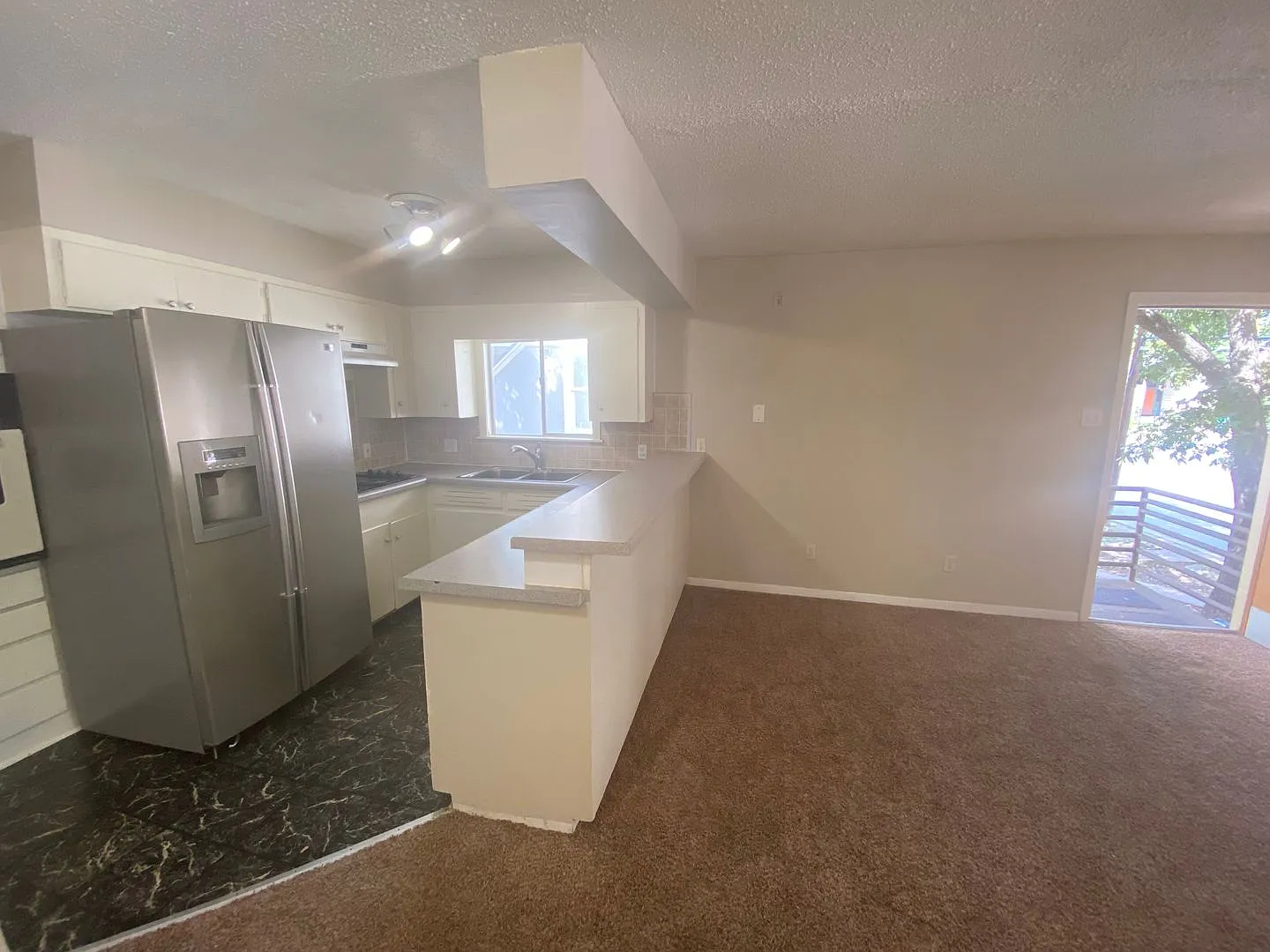 Ut Pre-Lease: West Campus 2 Bed/1 Bath Fourplex Unit, Walk To Ut, Entertainment, Restaurants, And... — Photo 4