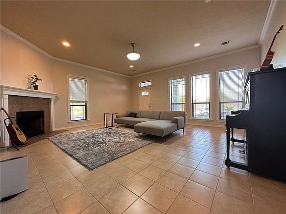 5th image of 913 Delrey Dr