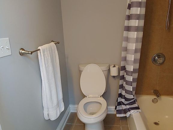 5th image of 828 Windham Ave #2