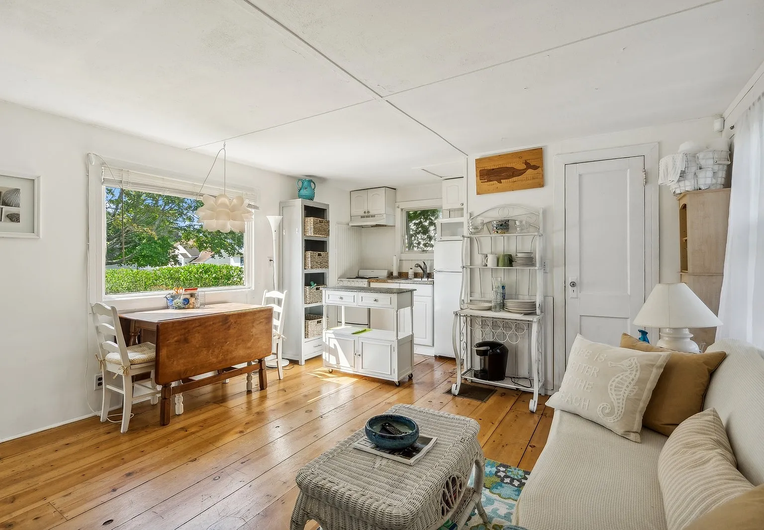 Private, Charming Westhampton Cottage! Summer +Year Round Options — Photo 2