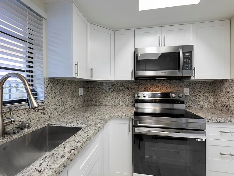 2733 SW 31st Pl #A — Photo 9