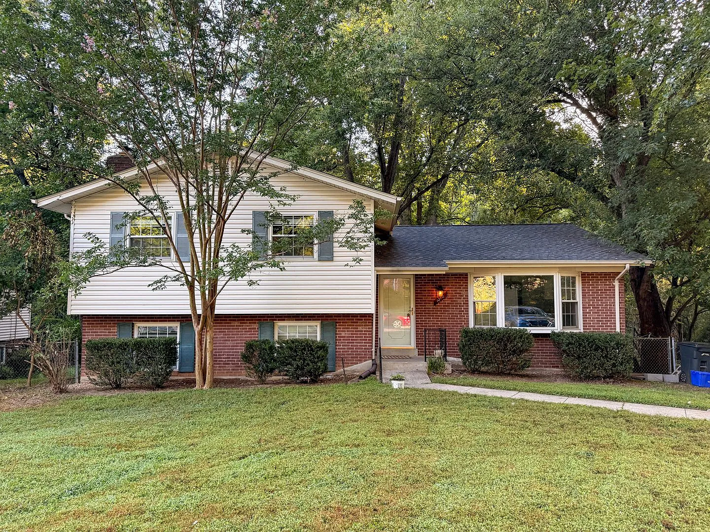Lovely Updated 4Bed/2.5Bath Split level home in Silver Spring! — Photo 1
