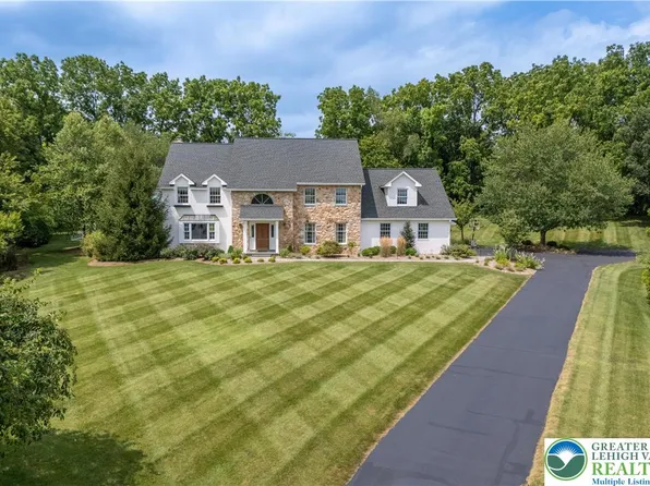 1588 Surrey Rd, Bethlehem, PA 18015