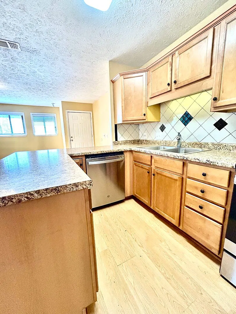 820 Premier Dr. — Photo 4