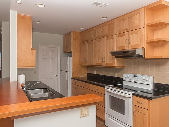 4th image of 390 Grand Ave Unit D