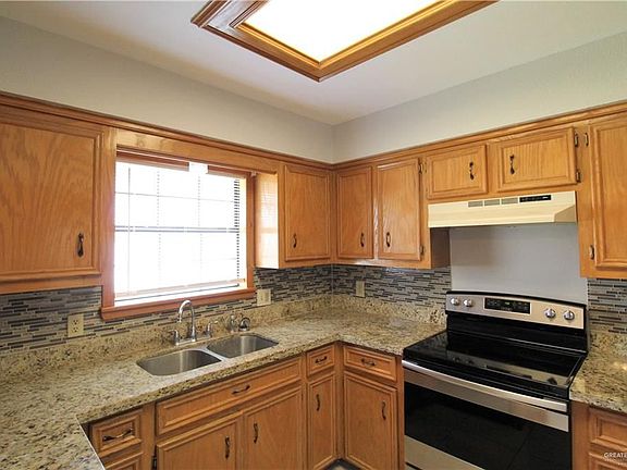 5th image of 417 E Wisteria Ave