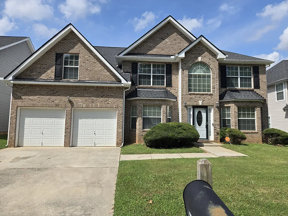 8592 Regent St