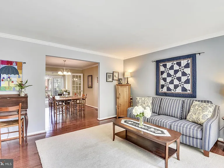11906 Matthews Ct — Photo 2