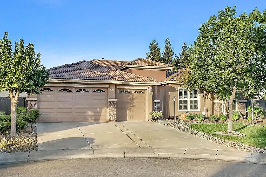 15 Cadbury Ct photo 1