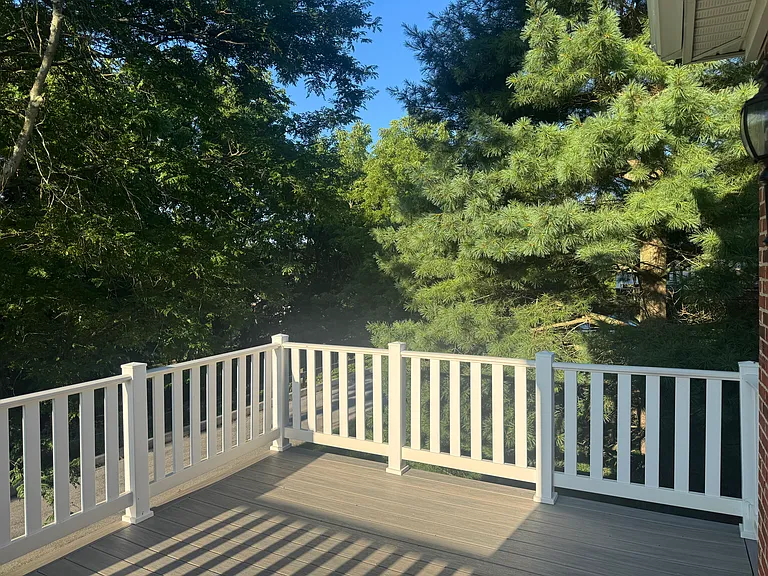 563 Gramercy Ln — Photo 4