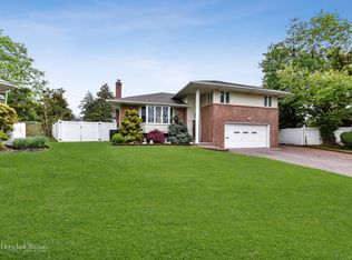 706 Bach Ct, Westbury, NY 11590
