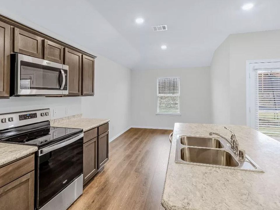 1st image of 3102 Pembrooke Dr