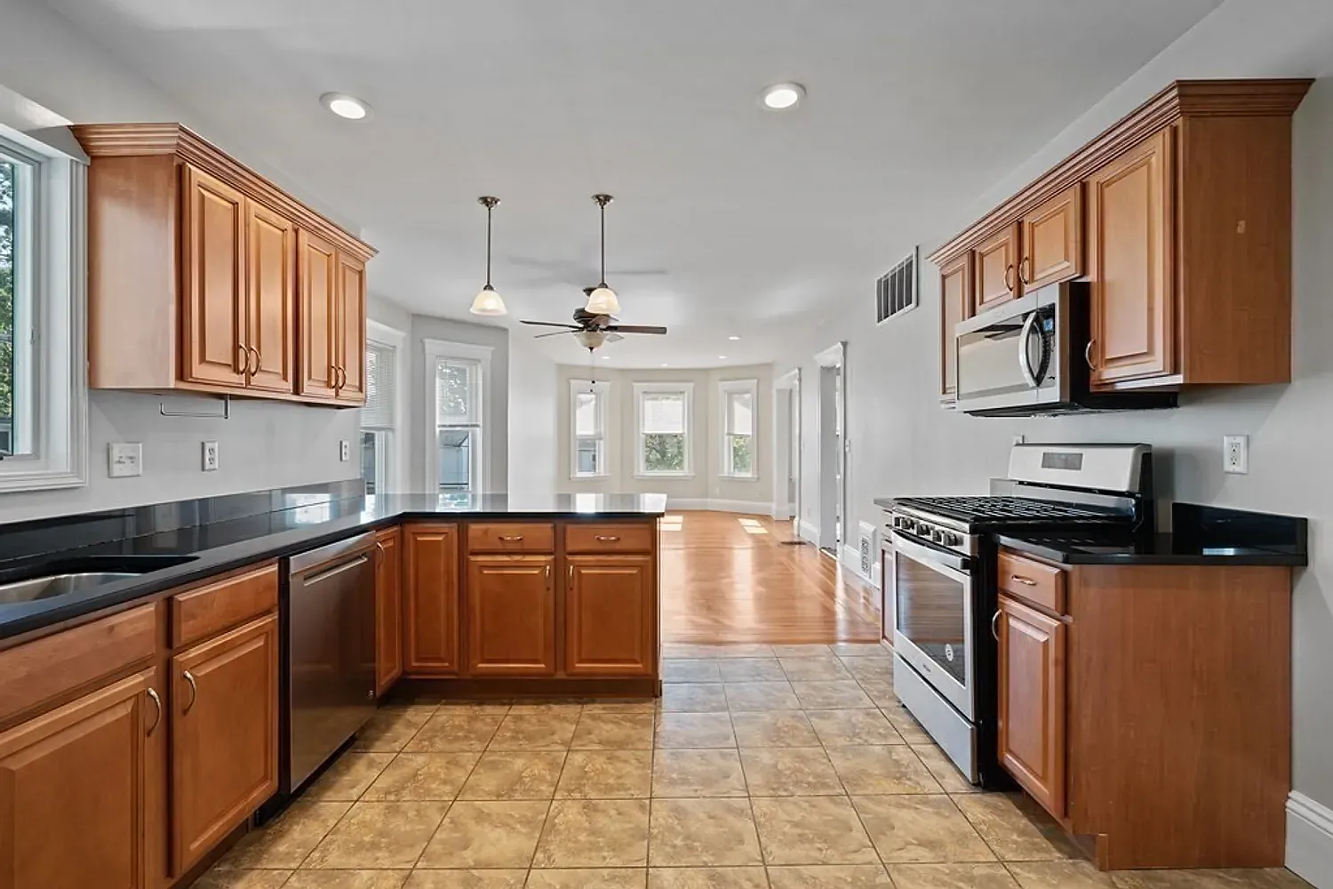 2 bed, 1100 sqft, $3,250 — Photo 3
