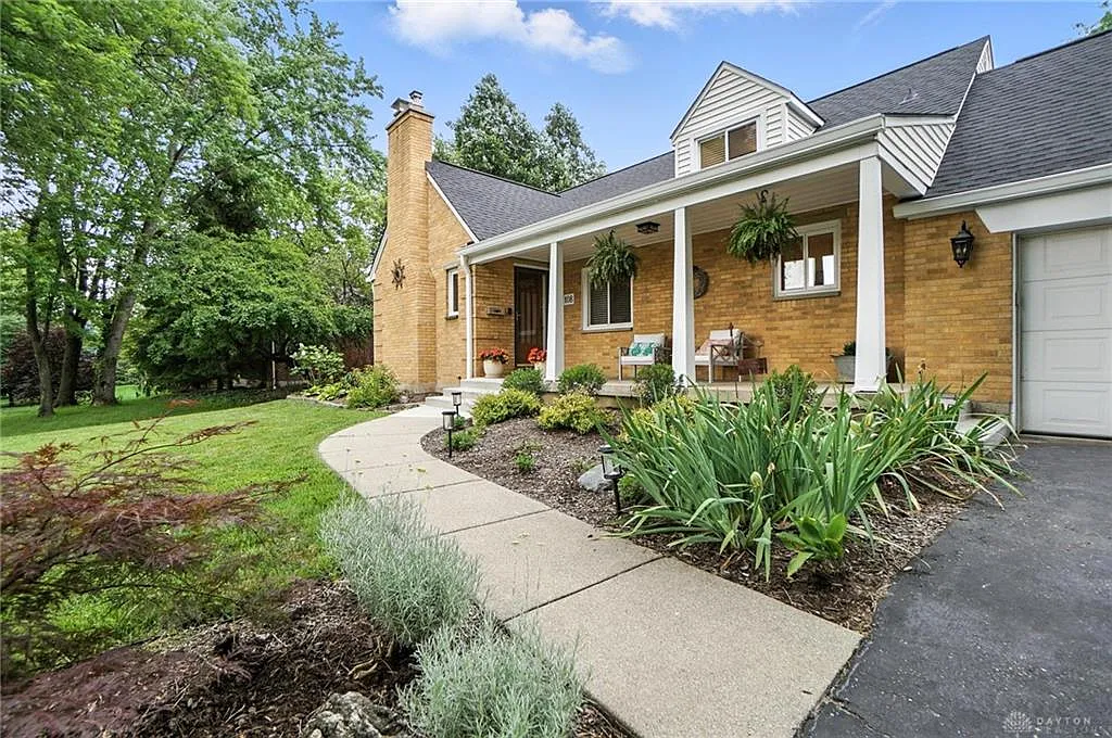 3 bed, 3.0 bath, 2860 sqft, $2,700 — Photo 2