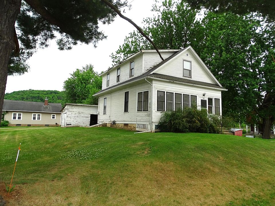 1st image of 105 Maple Ave E