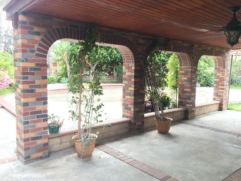 1349 Crestmont Dr — Photo 32