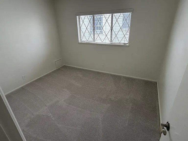 1130 N Louise St — Photo 16