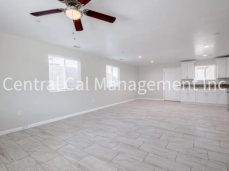 1004 Padre St — Photo 3