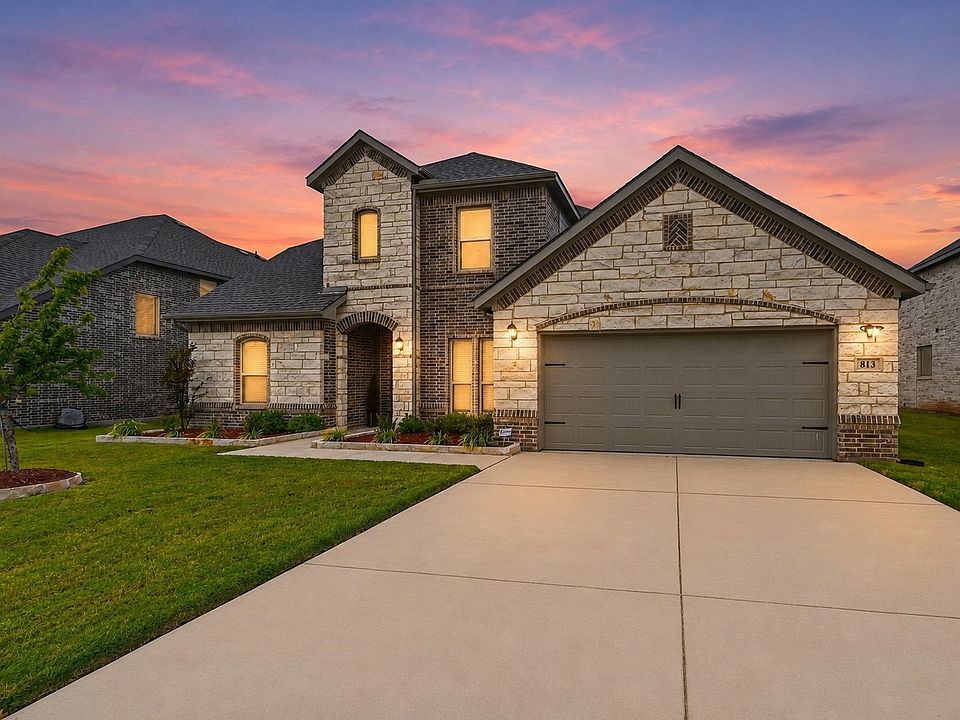 1st image of 813 Comal Dr