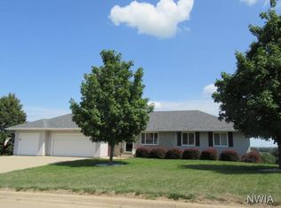 946 Springbrook Dr, Hinton, IA 51024