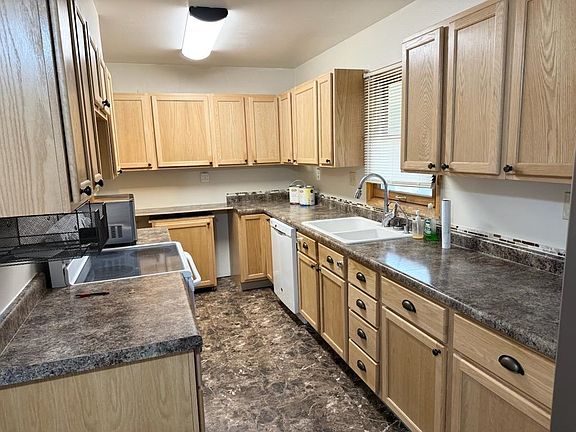 5th image of 906 W J St