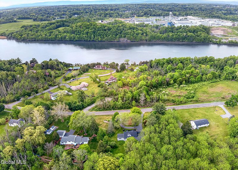 5th image of 643 Riverview Road