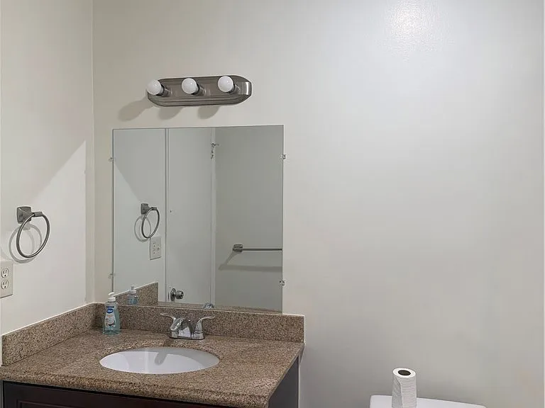 914 W Pine St — Photo 8
