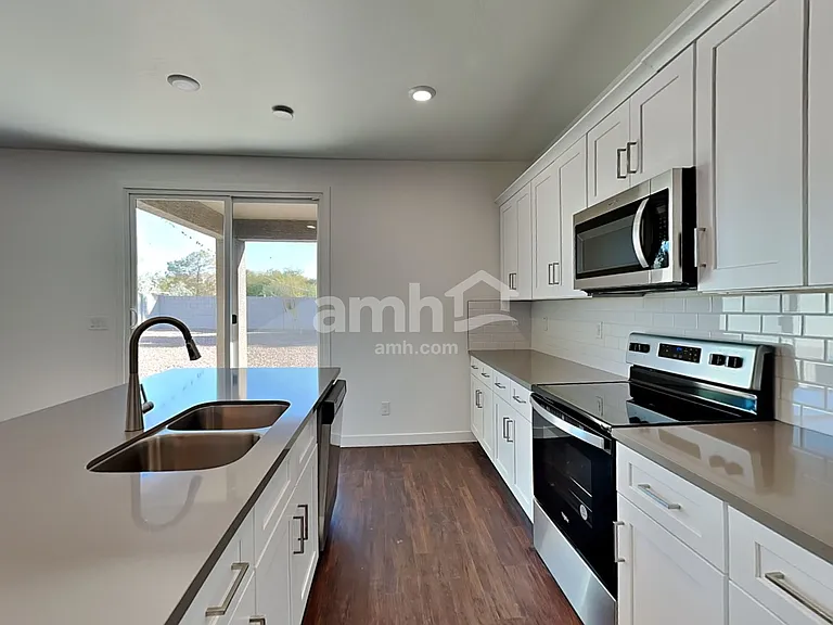 18449 W Honeysuckle Dr — Photo 3