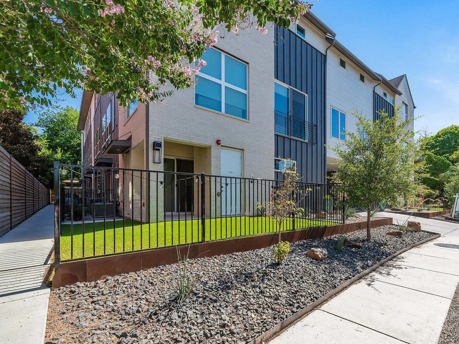 3 bed, 1575 sqft, $4,395 — Photo 2