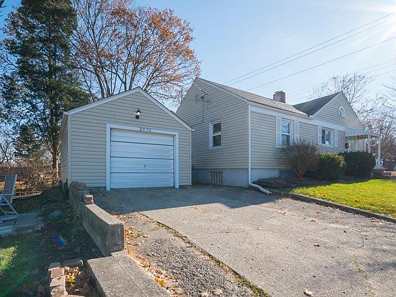 3rd image of 2970 Delaine Ave