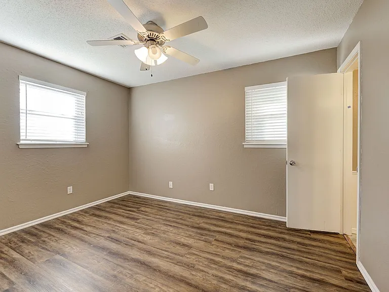 636 E 27th Pl — Photo 14