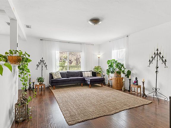 4th image of 550 Cardinal St