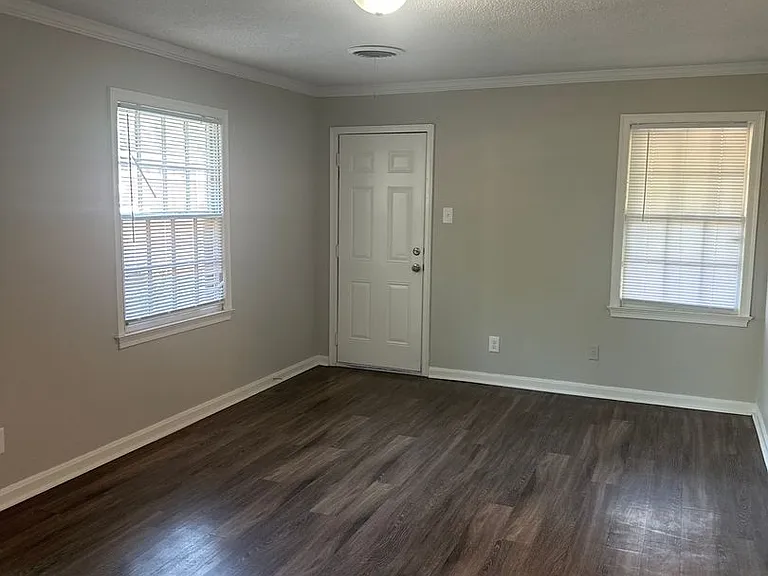 1240 Robin Hood Ln — Photo 2