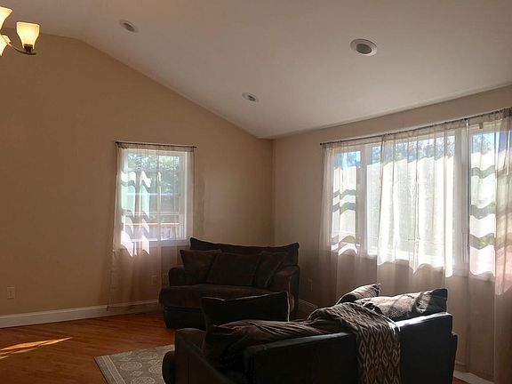 5th image of 103 Blaine St