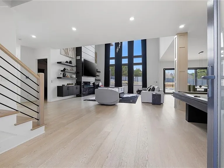 556 Versailles Dr — Photo 3