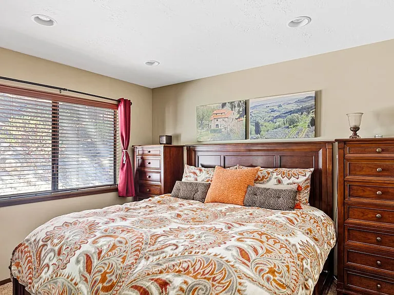 655 Sutter Ln — Photo 15