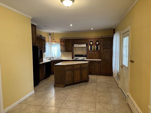 4th image of 1098 Park St