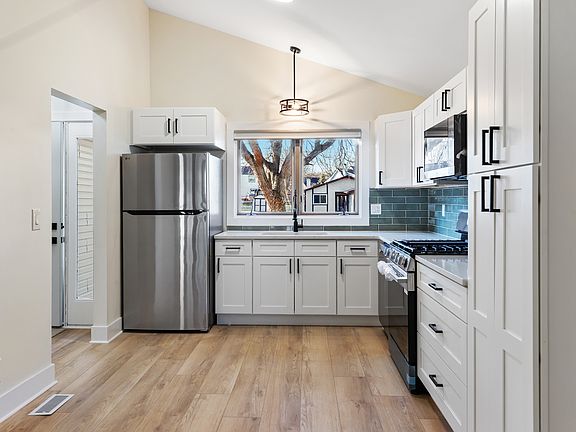 5th image of 215 Apple Hill Ln