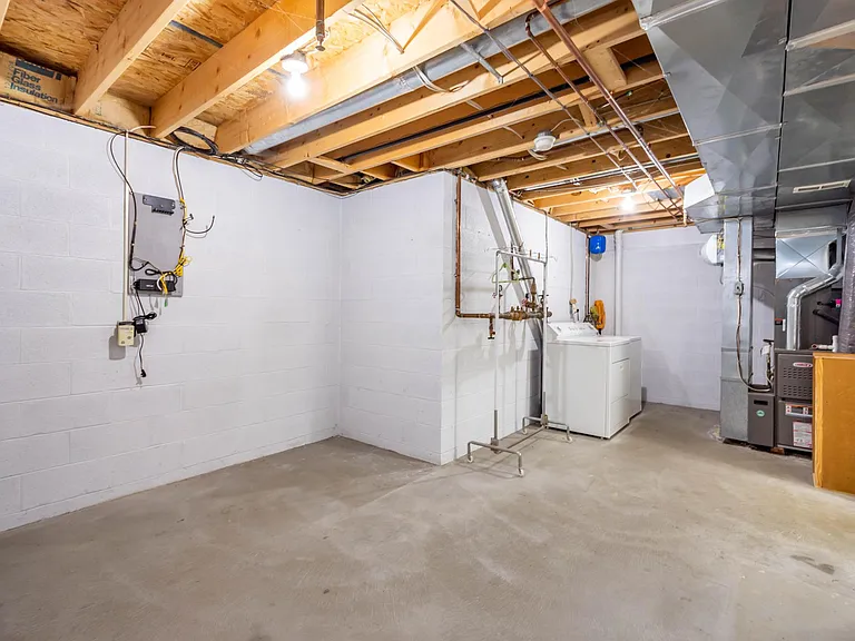 1036 Royal Dr — Photo 23
