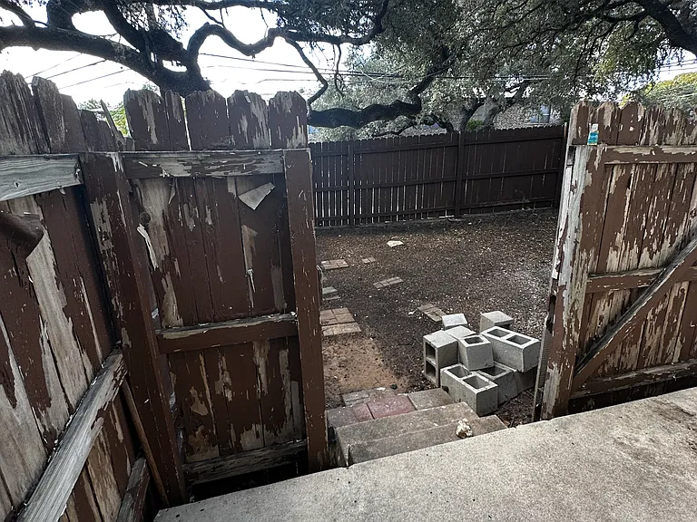 Craddock Ave — Photo 33